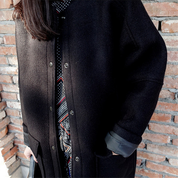 Κομψή γυναικεία παλτό με κουμπιά και τσέπες σε μαύρο χρώμα