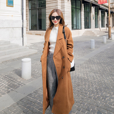 Дълго елегантно дамско палто с копчета в кафяв цвят