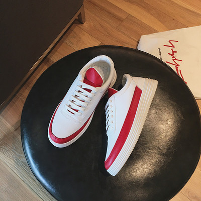 Κομψά, καθημερινά αδιάβροχα, καθαρά παπούτσια σε τρία χρώματα