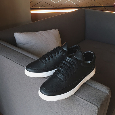 Κομψά, καθημερινά αδιάβροχα, καθαρά παπούτσια σε τρία χρώματα