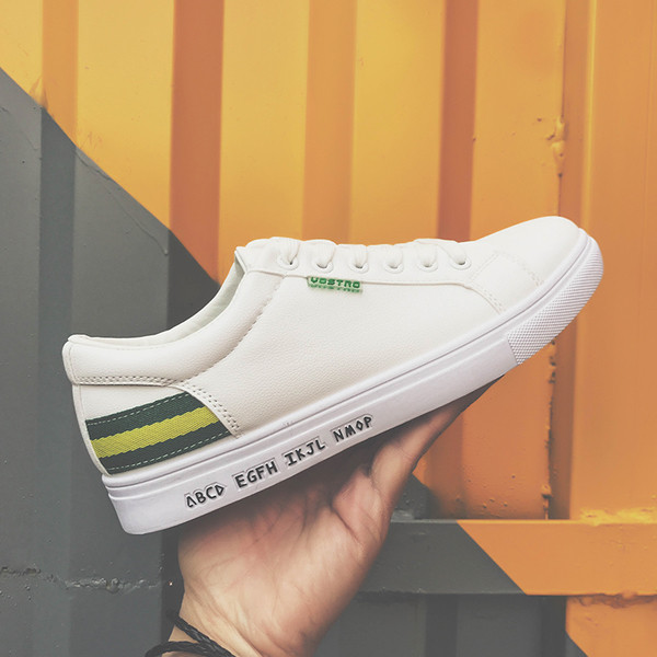 Αθλητικά κομψά ανδρικά πάνινα παπούτσια με επιγραφή στις πλευρές της σόλας σε τρία χρώματα και χρώματα