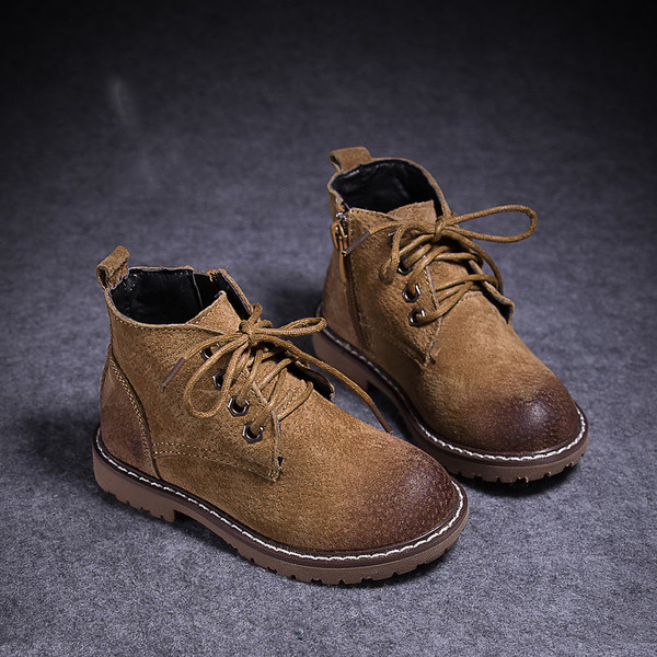 Κομψές μπότες για αγόρια σε τρία χρώματα