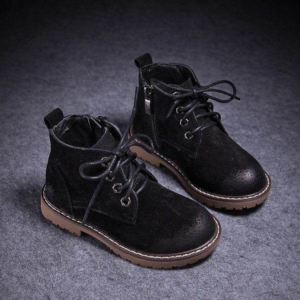 Κομψές μπότες για αγόρια σε τρία χρώματα