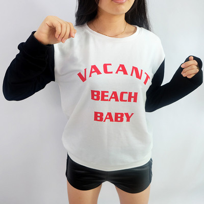 Есенно-зимна дамска блуза с цветни ръкави и надпис с О-образно деколте