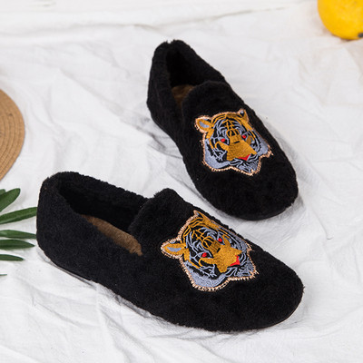 Γυναικεία παπούτσια δύο χρωμάτων με κεντήματα