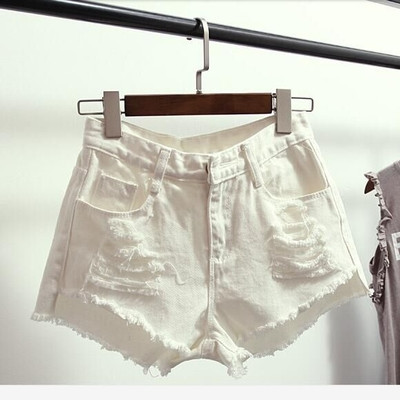 Pantaloni scurți rupti de damă în alb