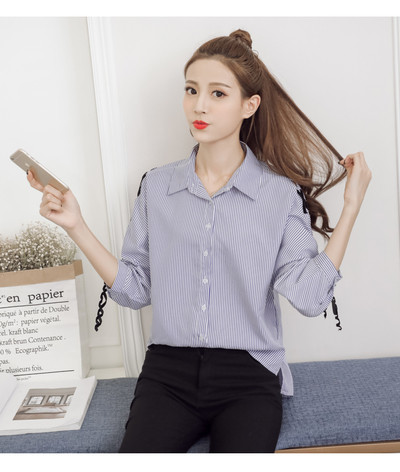 Ένα καθημερινό ριγέ πουκάμισο με μανίκια