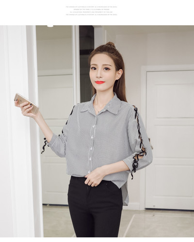 Ένα καθημερινό ριγέ πουκάμισο με μανίκια