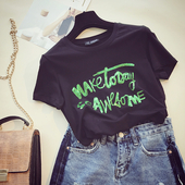 Άνοιξη μπλουζάκι με κοντό μανίκι με πράσινα γράμματα σε μαύρο και άσπρο