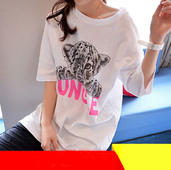 Свежа лятна дамска блуза с къс ръкав с надпис и апликация тигърче