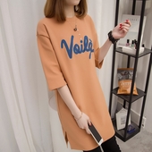 Изключително модерна дамска дълга тениска с надпис в много цветове