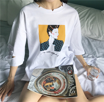 μακρύ T-shirt Chic γυναικών με μια εικόνα σε δύο χρώματα