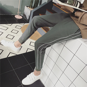 Άντρας σύγχρονο αθλητικό και κομψό παντελόνι σε γκρι και μαύρο έκδοση