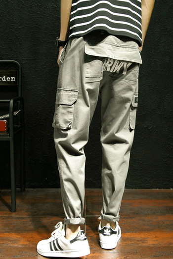 Много модерни мъжки ежедневни панталони в два цвята