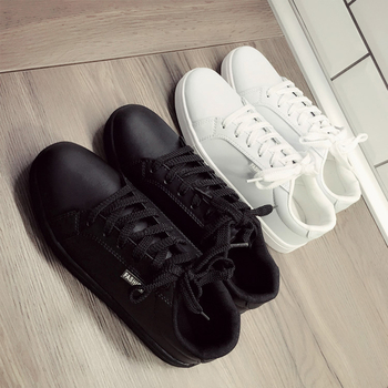 Ανδρικά παπούτσια σε μαύρο και άσπρο