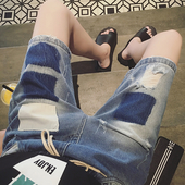 σύντομο τζιν Πολύ ενδιαφέρον των ανδρών γεμάτο χρώμα