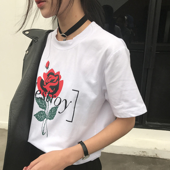 Свежа актуална дамска тениска с роза