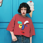 Раирана дамска блуза с къс ръкав и апликация