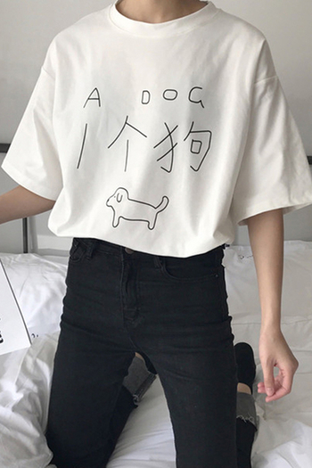 Страхотна бяла дамска дълга тениска с къс ръкав и апликация куче
