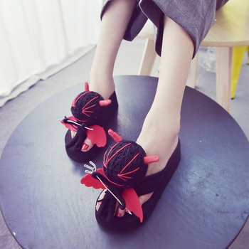 Много интересни дамски чехли с дяволчета на презрамките