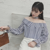 Μεγάλη γυναικεία ριγέ πουκάμισο με έναν ώμο και φαρδιά μανίκια