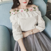 Πολλές όμορφες κυρίες μπλούζα με έναν ώμο και κέντημα λουλούδια γύρω από το λαιμό του