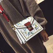 Καθημερινές τσάντες με χάντρες και κεντήματα σε δύο χρώματα