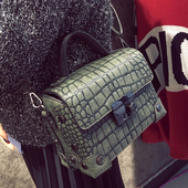 Σύγχρονη πορτοφόλι με μια λαβή πάνω από τον ώμο με ένα μαλακό δέρμα