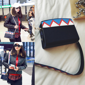 Μια μεγάλη τσάντα σε τρία χρώματα φοριούνται στην καθημερινή ζωή