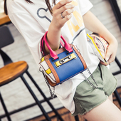 Стилна шарена малка чантичка подходяща да се носи както в ръка така и с дълга дръжка през рамо