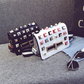 Много красива чанта с бодли в три цвята и златиста закопчалка