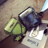 Δερμάτινη τσάντα με αλυσίδα και τα αστέρια και μακριά λαβή