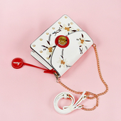 Μια μεγάλη τσάντα με χάντρες και κεντήματα των λουλουδιών με μακριά λαβή ώμου