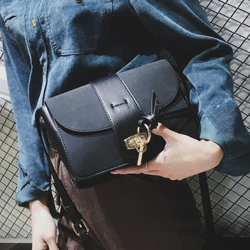 Чанта през рамо в три различни цвята с интересна закопчалка