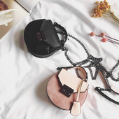 Όμορφη κυρία μικρή τσάντα με ιμάντα ώμου πάνω από τον ώμο του