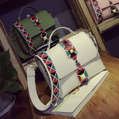 Стилна дамска кожена чанта с шарени нишки и дълга шарена дръжка