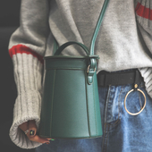 Ένα μεγάλο είδος τσάντα του κουβά με μακριά λαβή σε διάφορα χρώματα