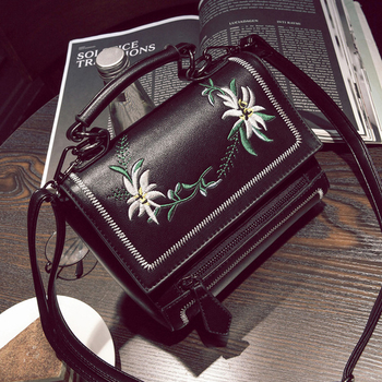Малка дамска кожена чанта с бродерия на цветчета