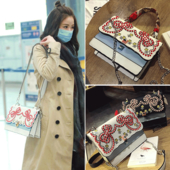 Μοναδική τσάντα με ιμάντα ώμου πάνω από τον ώμο και χάντρες του