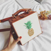 Ένα μεγάλο τύπου χαρτοφύλακα δερμάτινη τσάντα με κέντημα ανανά