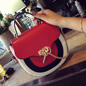 Стилно дамско куфарче с много интересна закопчалка