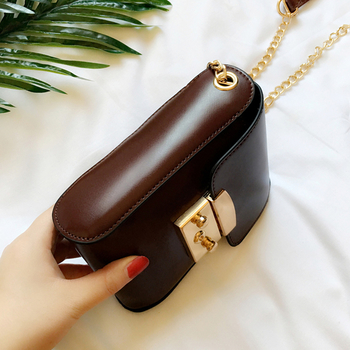 Дамска чанта наподобяваща портфейл с дълга дръжка за рамото черна и кафява