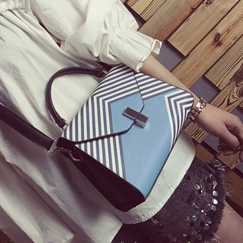Елегантни ръчни дамски чанти в бяло и синьо на раета