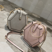 Εξαιρετικά κομψή τσάντα με δαχτυλίδι για μεταφορά στο χέρι και ιμάντα ώμου πάνω από τον ώμο του