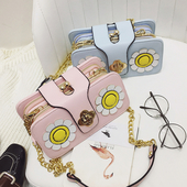 άνοιξη φρέσκα τακτοποιημένο κυρίας μίνι τσάντα σε διάφορα χρώματα