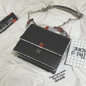 Καθημερινά τσάντα με το χέρι και ιμάντα ώμου πάνω από τον ώμο του, σε δύο διαφορετικά χρώματα