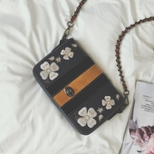 Μαύρη τσάντα με μακριές λαβές και κέντημα λουλούδια