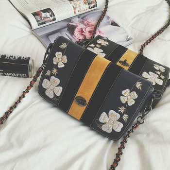 Черна чанта с дълга дръжка и бродерия на цветчета