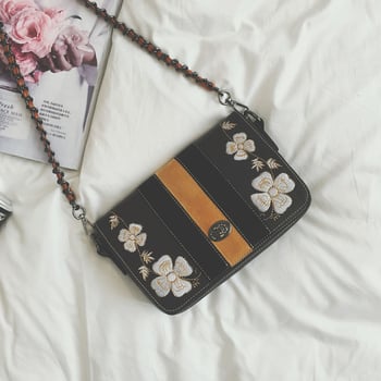 Черна чанта с дълга дръжка и бродерия на цветчета