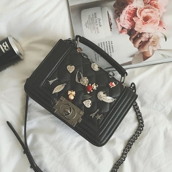 Черна дамска чанта с дълга верижна дръжка и сребристи значки
